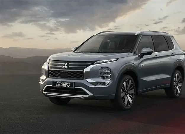 Habitacle du Mitsubishi Outlander avec sièges en cuir et écran tactile