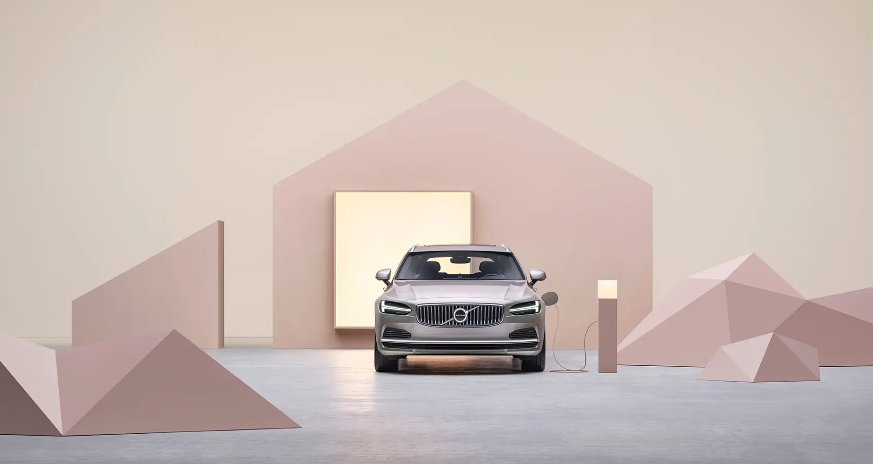 Volvo_V90_recharge_header_1057678280.webp