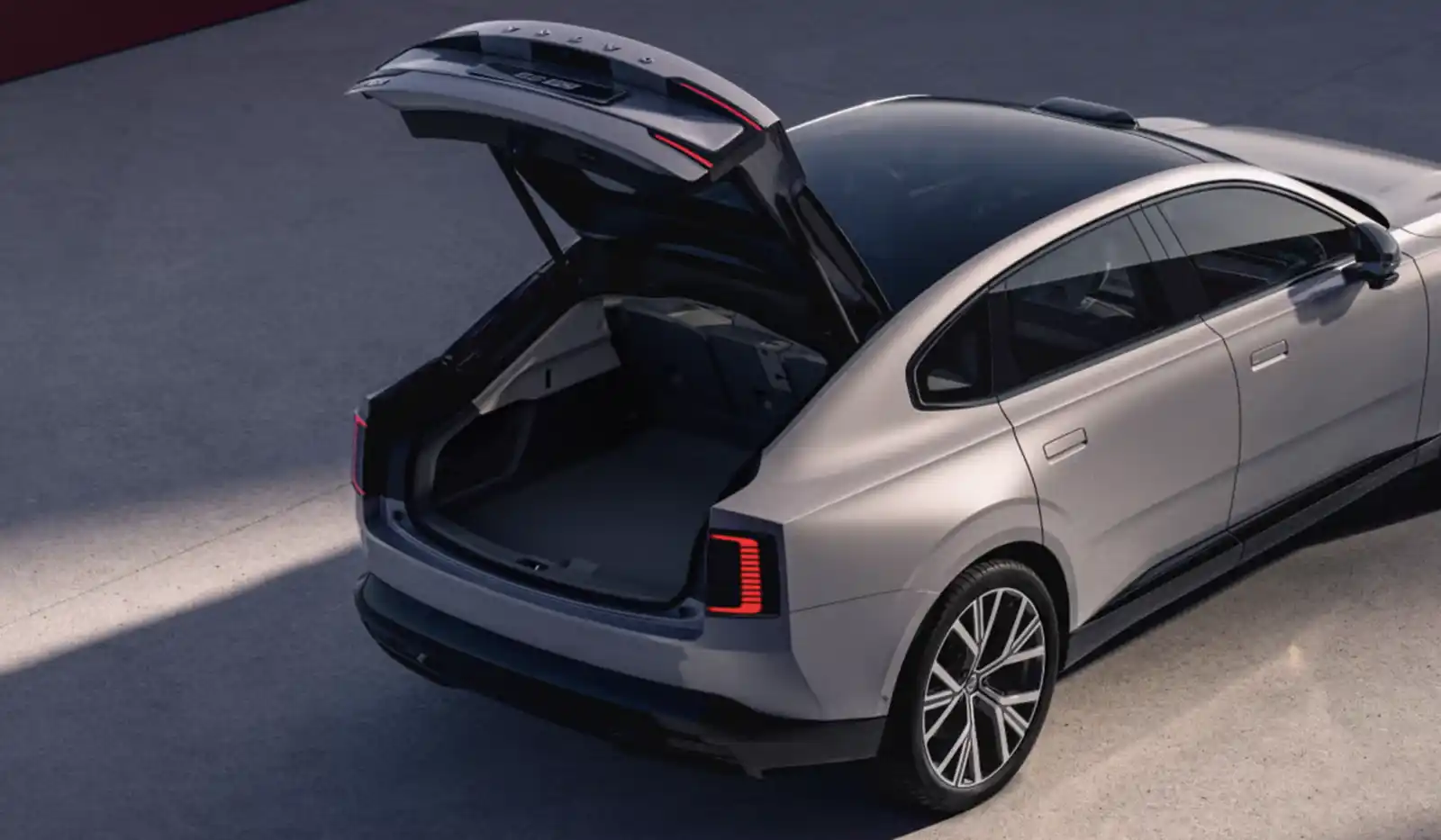 vue du coffre ouvert de la berline électrique volvo ES90
