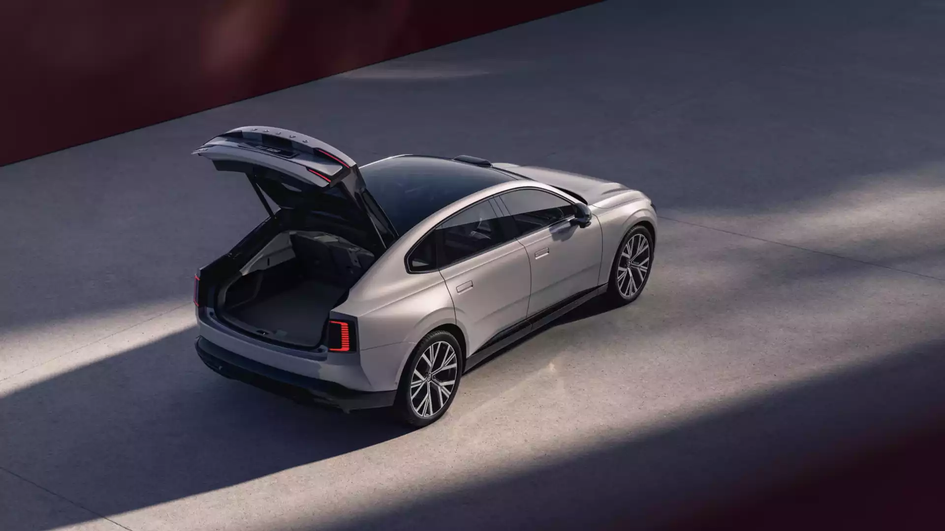 Vue drone de la Volvo ES90 avec coffre ouvert