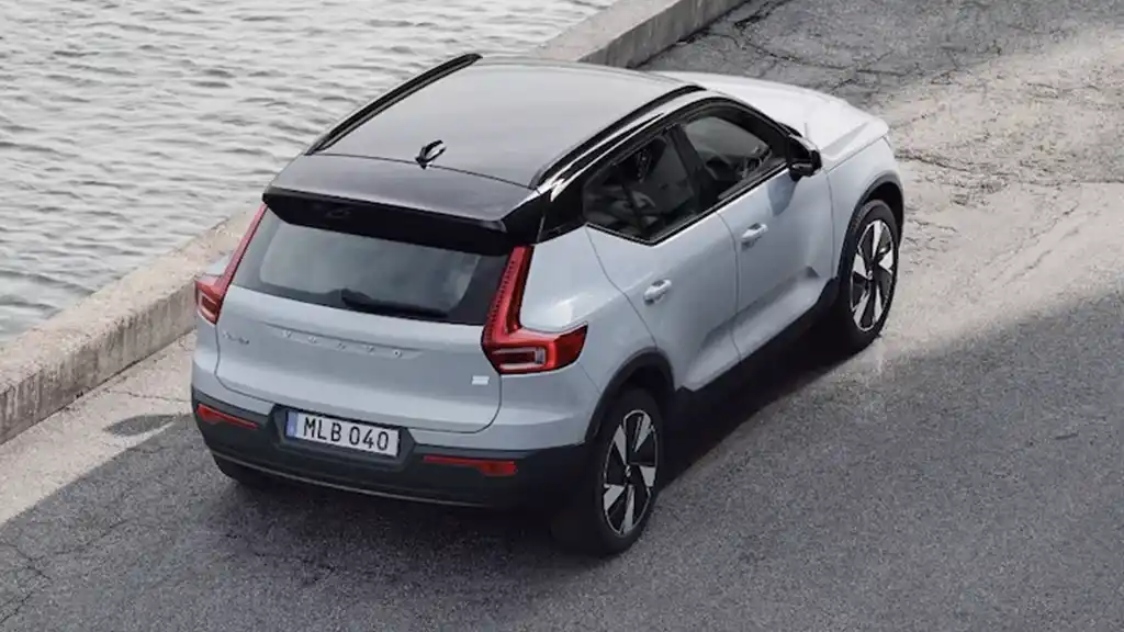 vue arrière de la Volvo EX40 (xc40 recharge pure electric) à Nyon
